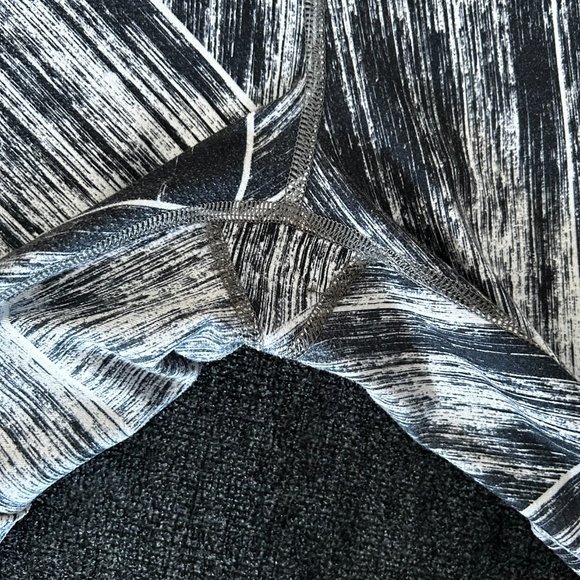 Lululemon Black White Capri Workout Pants 10 - Picture 4 of 4